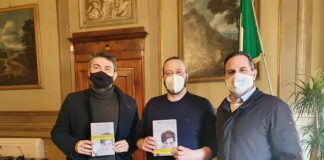 Dono al Sindaco di un romanzo d’esordio nato a Ferrara