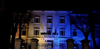 Palazzo Giordani è illuminato di giallo e blu