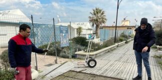 Cattolica, via le tavole in legno