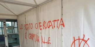 Il gazebo dell’anagrafe di Rimini imbrattato da scritte e simbologie no vax