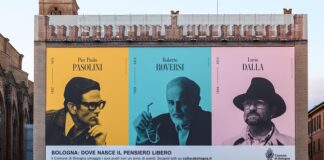 Una maxiaffissione ricorda Lucio Dalla, Roberto Roversi e Pier Paolo Pasolini uniti nel segno del pensiero libero