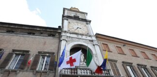 Sul Municipio sventola il vessillo della Croce Rossa