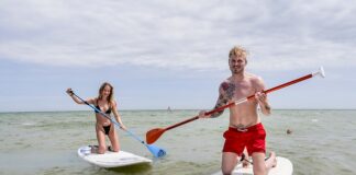 Il surf con la pagaia è lo sport dell’estate: tutti i modi per fare Sup e tanti sport in acqua a Rimini