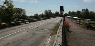 Sala Baganza: senso unico alternato con semaforo di notte sul ponte della Sp15