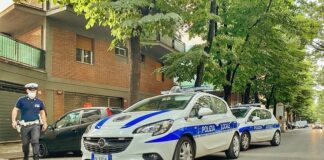 Polizia locale di notte nei market e sulle strade