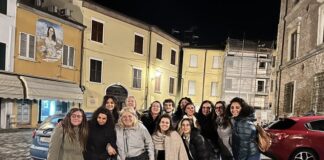 Rimini: fiori sull’asfalto nella giornata violenza donne