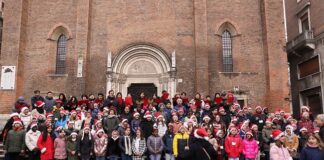 A spasso con le arie (natalizie) in centro storico, entusiasmo per gli alunni della primaria Due Giugno