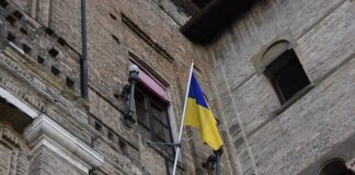 La bandiera dell’Ucraina sventola in municipio, ad un anno esatto dall’aggressione russa