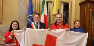 Croce Rossa: fontana “colorata” per la Giornata mondiale