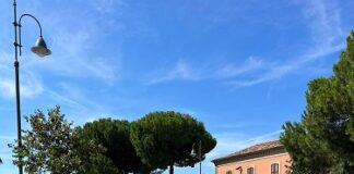 Rimosso il divano in zona Stazione, occupato da giorni da una donna senza dimora (FOTO)