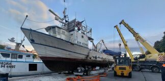 Peschereccio affondato giovedì sera nel porto canale, l’intervento della Capitaneria di Porto e della Polizia Locale per la messa in sicurezza dell’area