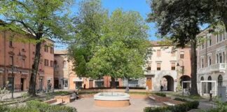 La Fontana di piazza della Repubblica si colora di rosa per il mese dedicato alla lotta tumore al seno