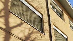 Maltempo, un palo dell’illuminazione divelto e alcuni rami pericolanti (FOTO)