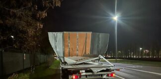 Furgone incastrato nel sottopassaggio di via Orazio