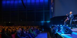 Un Vecchioni dal cuore immenso incanta Riccione tra musica, parole ed emozioni: standing ovation