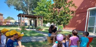 Pomeriggio di letture all’aria aperta per piccoli ascoltatori