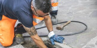Interventi ordinari di pulizia dei pozzetti, si procede in alcune vie della città (FOTO)