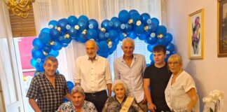 Il sindaco di Reggio Emilia Massari e il presidente di ACER RE Corradi festeggiano la centenaria signora Maria Carenza