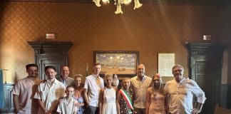 A Cattolica coppia di inglesi festeggia le nozze d’argento a Palazzo Mancini