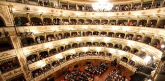 Inclusione ed eliminazione delle barriere sensoriali al teatro “A. Bonci”, arrivano i sovratitoli più chiari per un pubblico con difficoltà uditive (FOTO)