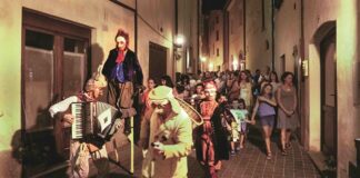 Gli animali-musicanti del Teatro Due Mondi scendono in piazza: Carosello è in scena a Reggio Emilia