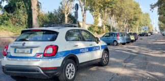 Uno minaccia di incendiare il Comando, l’altro “lavora” abusivamente come parcheggiatore: denunciati