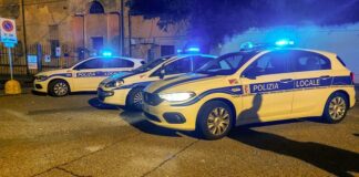 Scoperti accampamenti di fortuna nel parcheggio della Cavallerizza, cinque persone denunciate dalla Polizia Locale