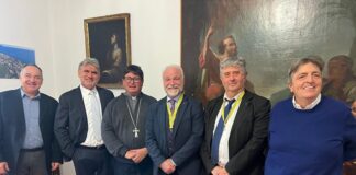 Confartigianato e Coldiretti dal Vescovo Anselmi per donare una statuina simbolo del cuore della cultura artigiana