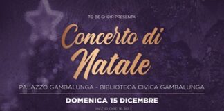 Un coro gospel nel cortile della biblioteca