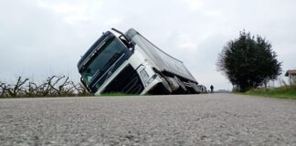Autocarro finisce nel fosso in via Chiaviche: l’intervento della Polizia Locale di Cesena (FOTO)