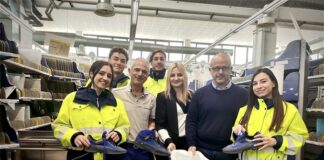 Le scarpe dei portalettere della provincia di Piacenza si trasformano in tappetini antiurto in dotazione ai parchi giochi per bambini
