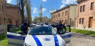 Aggredisce gli agenti della Polizia Locale durante il servizio scolastico