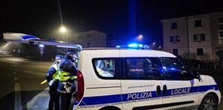Fugge senza prestare soccorso in un incidente: la Polizia Locale lo rintraccia mentre cena al ristorante