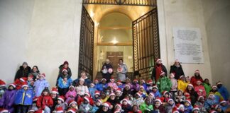 Bambine e bambini della Scuola d’infanzia La Mongolfiera sotto i Portici del Grano con canti di Natale