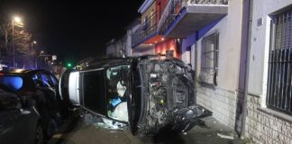 Perde il controllo dell’auto e si schianta contro altre vetture parcheggiate, paura in via San Carlo (FOTO)