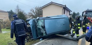 Perde il controllo dell’auto e si cappotta dopo aver urtato il guardrail: paura per mamma e due figlie