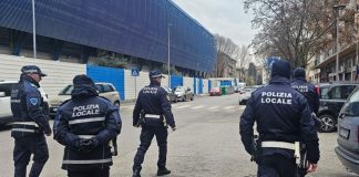 Vede la Polizia Locale mentre è intento a spacciare, scappa ma viene fermato