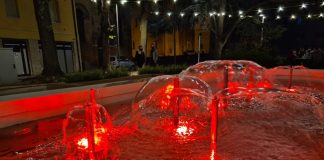 Giornata Mondiale delle Cardiopatie Congenite: l’illuminazione di piazza della Repubblica si colora di rosso