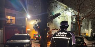 Polizia Locale, salvata una donna anziana chiusa in casa con una sbarra alla porta tramite l’aiuto dei Vigili del Fuoco