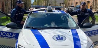 Pizzicato a vendere crack con 860 euro in tasca: pusher 24enne finisce nella rete della Polizia Locale