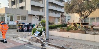 Schianto in viale D’Annunzio, abbatte i pali della videosorveglianza e scappa