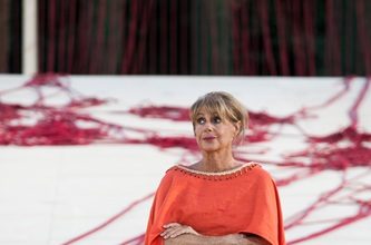 Lella Costa e la compagnia di Lisistrata incontrano il pubblico al Teatro Carani