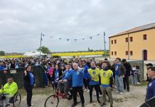 Un ‘serpentone blu’ per la consapevolezza dell’autismo: quasi 400 partecipanti a Malborghetto per l’iniziativa della Fondazione Dalla Terra Alla Luna