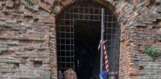 Giaciglio trovato all’interno delle Mura e subito sgomberato dalla Polizia Locale