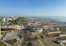 Torna la Bandiera Blu Fee sulle spiagge di Rimini: il mare premia il lungo lavoro di una città