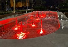La fontana di piazza della Repubblica a Ferrara in rosso per la Giornata mondiale della Sclerosi Multipla