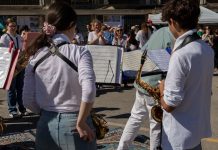 “Mettete dei fiori…”: anteprima in piazza a Ravenna per Sottocasa Festival