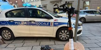 Sfreccia a tutta velocità sul Pubblico Passeggio con monopattino truccato