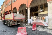 Rifacimento della pavimentazione e abbattimento delle barriere architettoniche, avviati i lavori all’interno della galleria Urtoller, in centro storico (FOTO)