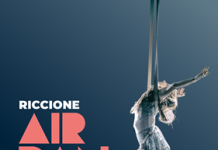 Cielo e mare si fondono a Riccione: in piazzale Roma l’incanto delle acrobazie sospese